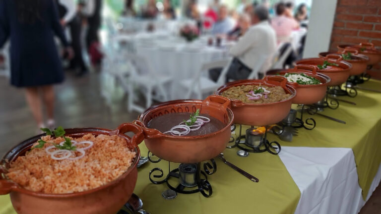 Disfruta de las mejores taquizas en Puebla con Olla de Barro, donde ofrecemos un servicio completo de guisados tradicionales, bebidas, y atención personalizada para tus eventos y celebraciones.